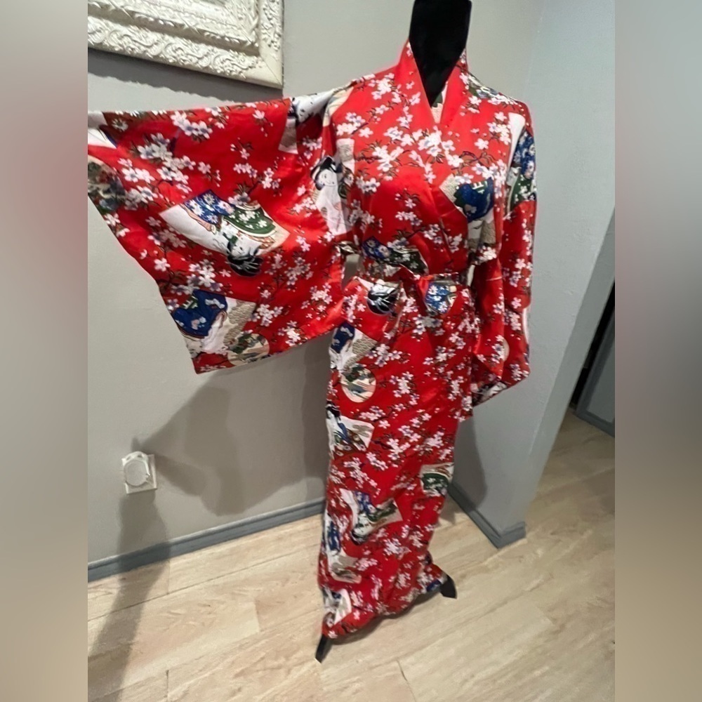 Red kimono - Picture 4 of 5